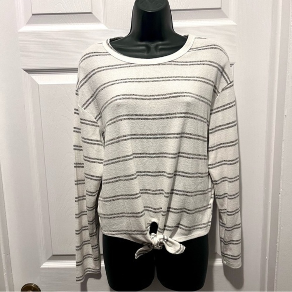 3/25$💥 Caution To The Wind Shirt Sweater Blouse Top Medium Women striped